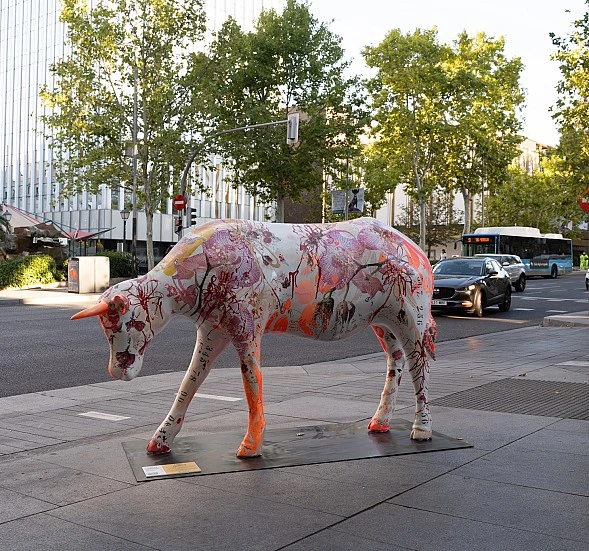 Madrid Cow Gallery: Exposición Urbana que Funde Naturaleza y Arte en Madrid