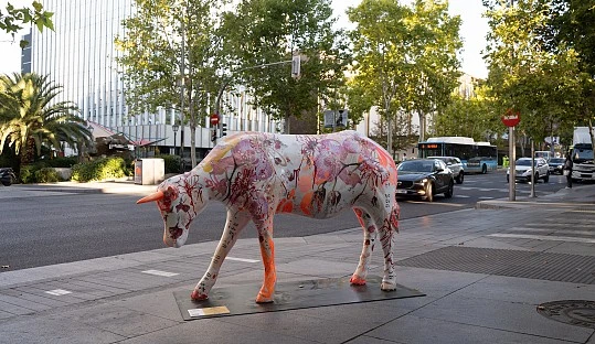 Madrid Cow Gallery: Exposición Urbana que Funde Naturaleza y Arte en Madrid